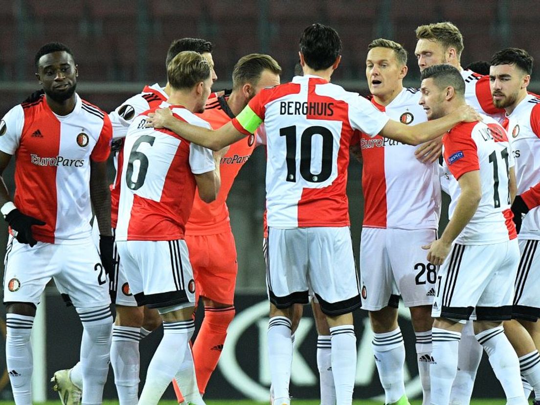 Spelers van Feyenoord vlak voor de aftrap tegen Wolfsberger AC. (VK Sportphoto - Yannick Verhoeven)