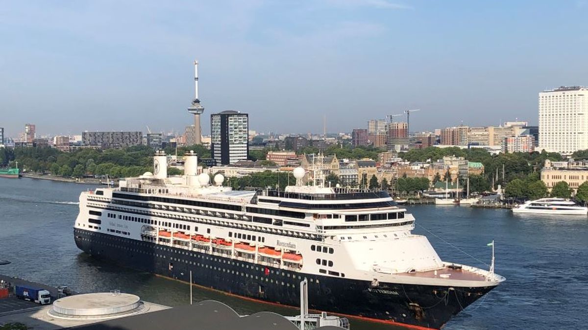 Cruiseschip Rotterdam komt aan in Rotterdam voor afscheid Rijnmond