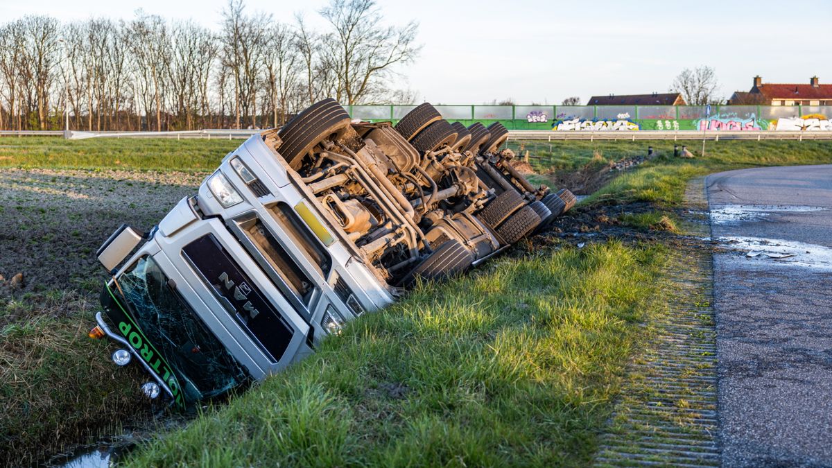 Vrachtwagen met mest gekanteld in Zurich