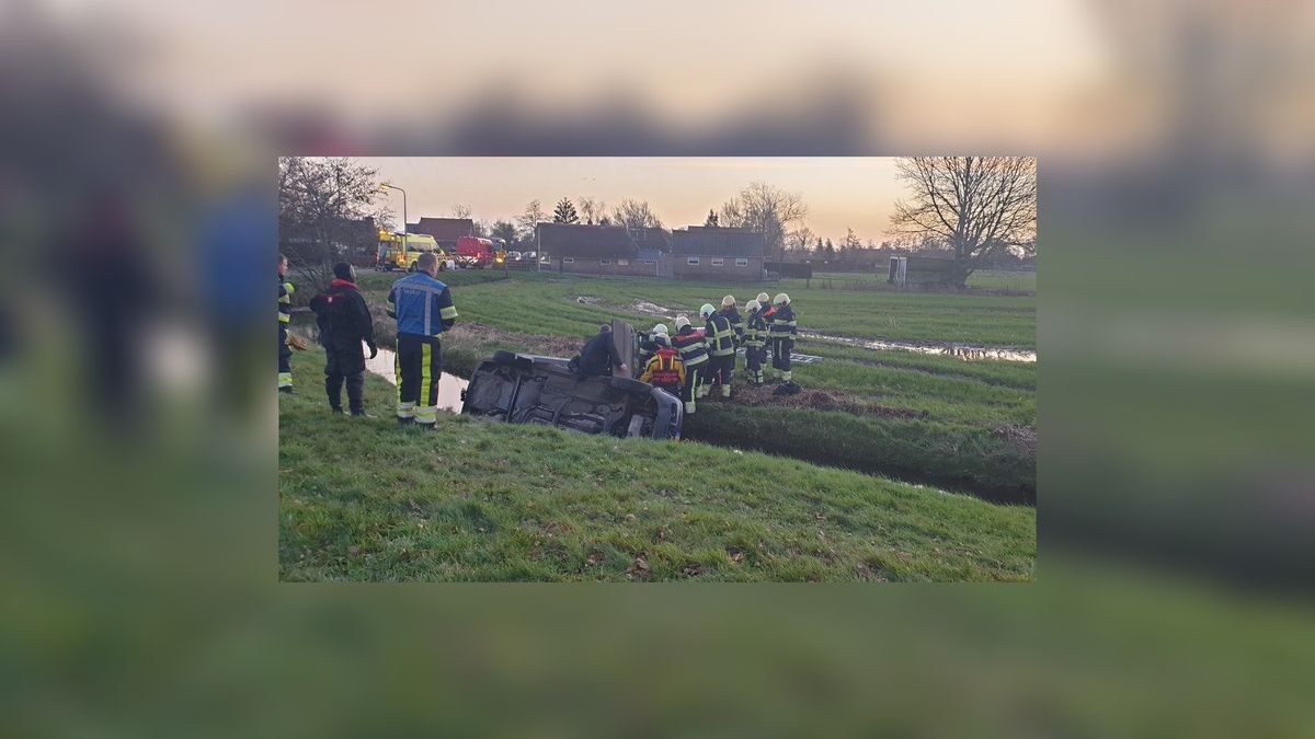 Bestuurder verliest macht over stuur en belandt in sloot in Oudega