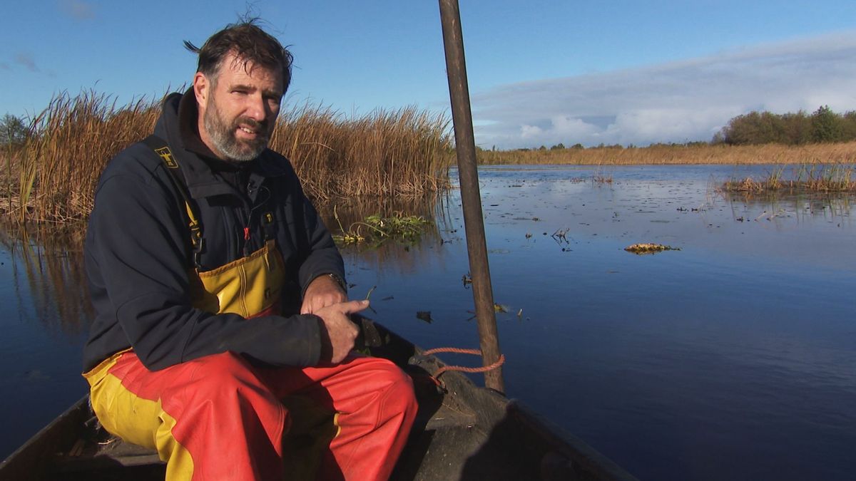 Zo zorgt visser Stefan ervoor dat er ook in de toekomst nog wat te vissen valt in de Wieden
