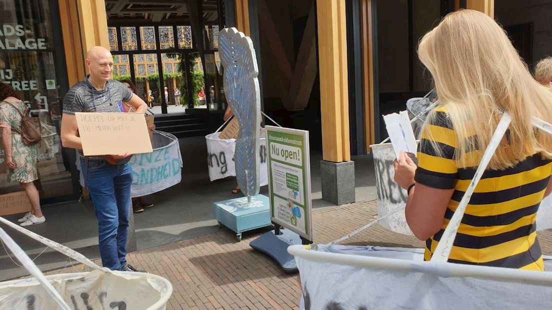 Protestactie 'Hoepel op met anderhalve meter' in Deventer trekt veel bekijks