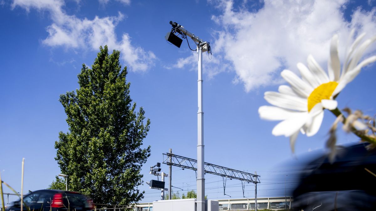 Nieuwe focusflitser controleert telefoongebruik vlak bij bestaande flitspaal