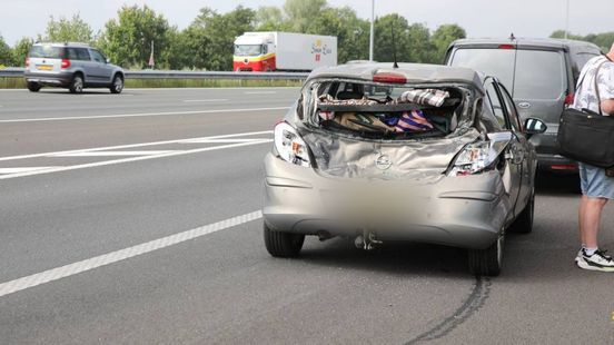 Kop-staartbotsing met vrachtwagen in file na ongeluk op snelweg