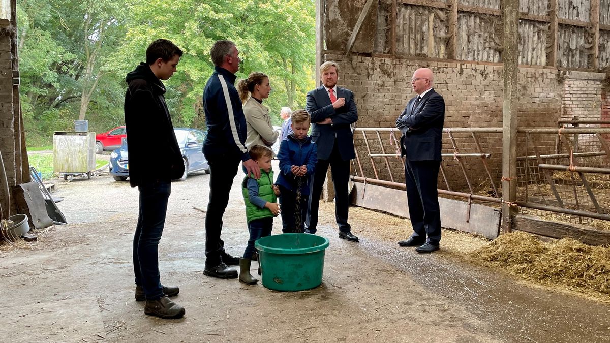 Koning praat met door gaswinning gedupeerde boeren: 'Goed dat hij hierheen komt'