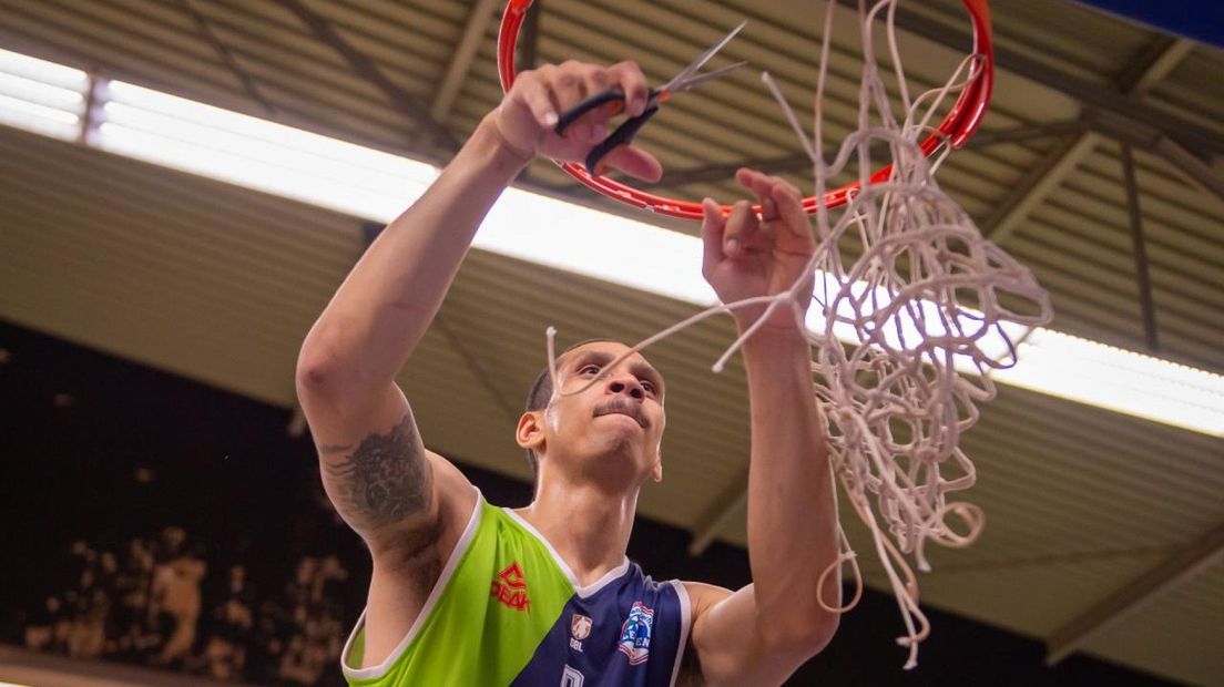 Worthy de Jong knipt het net uit de basket, een kampioenstraditie