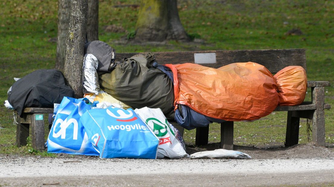Een dakloze in een Haags park