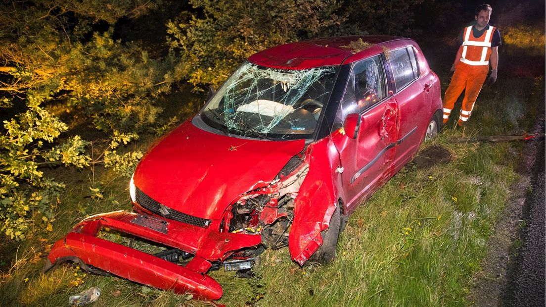 Auto over de kop geslagen langs A28