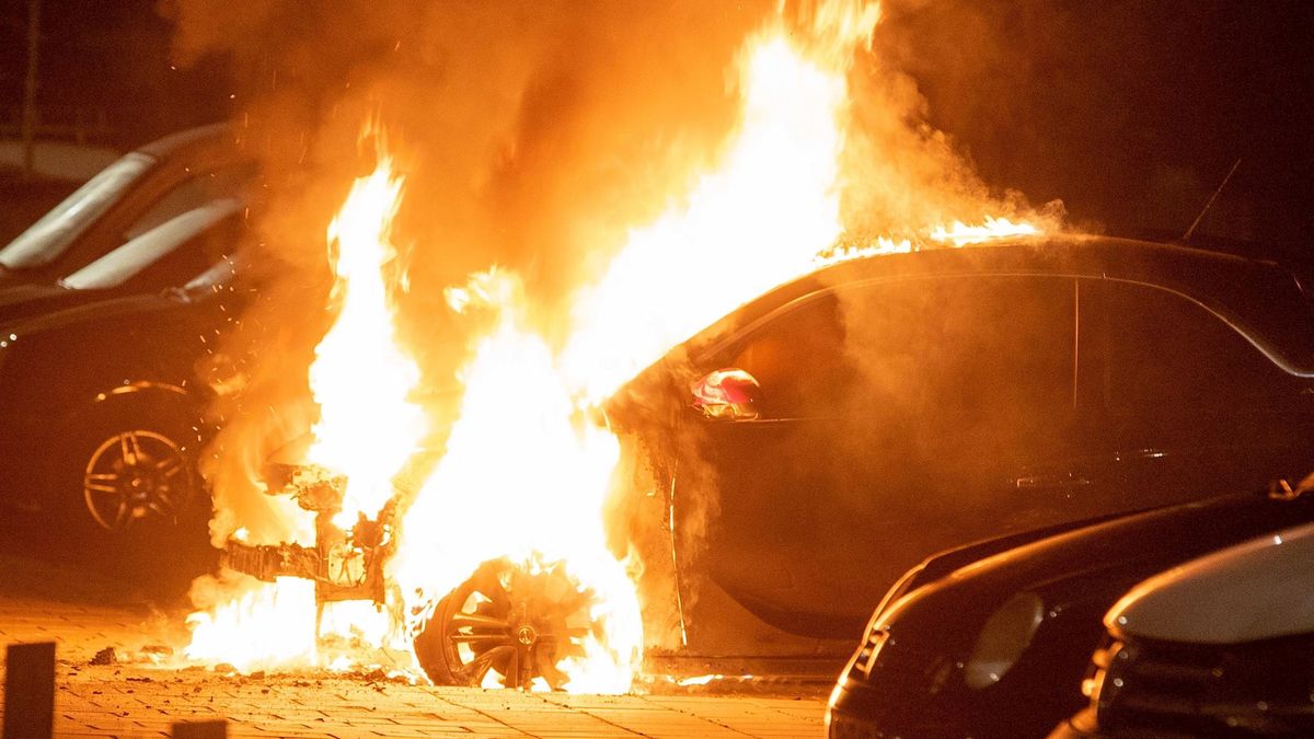 Dubbele autobrand in naast elkaar gelegen straten in Deventer