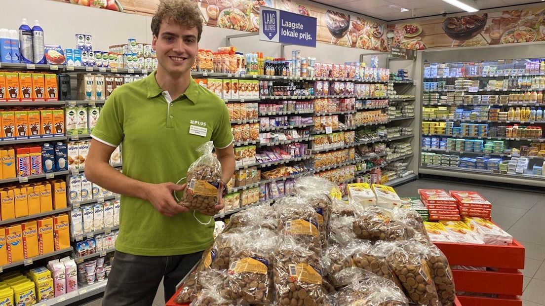 Winkelmedewerker Ruben met de pepernoten