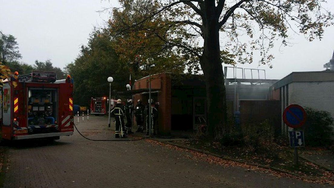 Rook uit een gebouw bij de camping