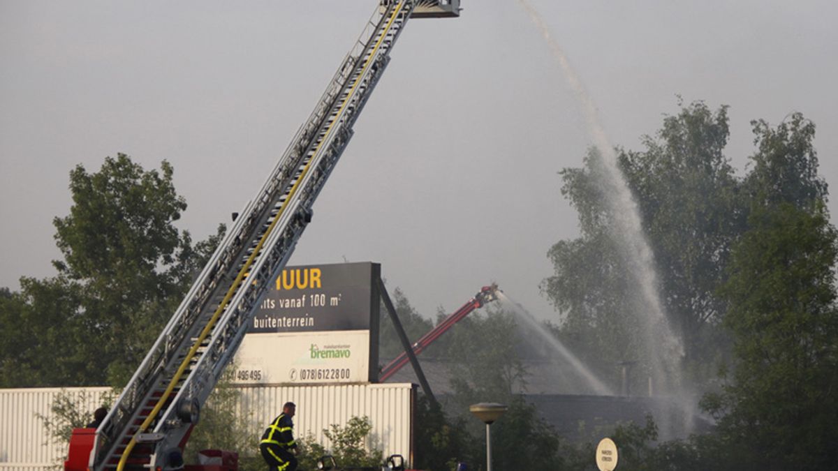 Grote brand bij garage Zwijndrecht Rijnmond