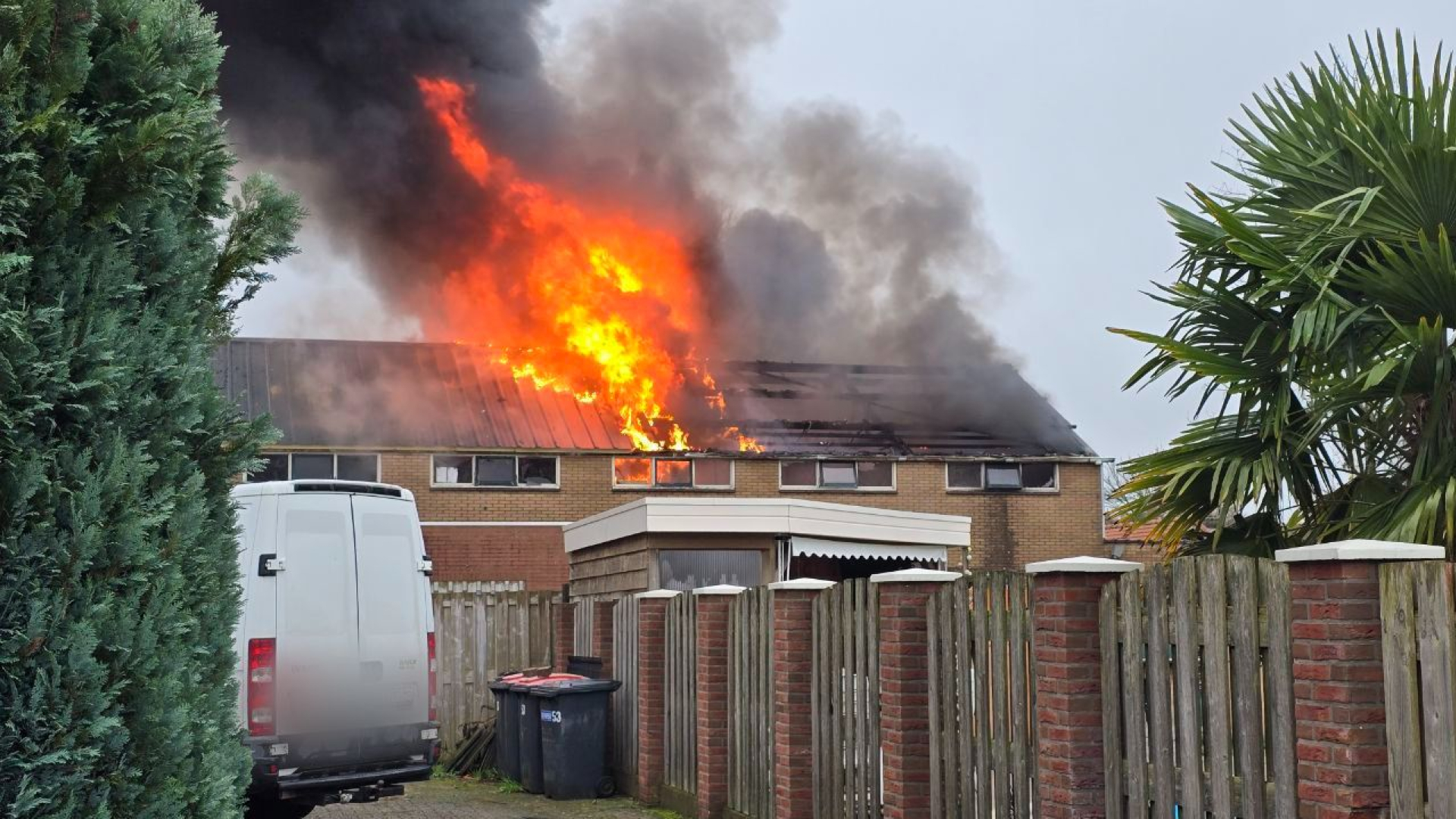 Vlammenzee in Halle: 'Blijf weg'