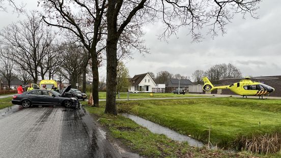 Gewonde bij botsing tegen boom op Zevenhuisterweg bij Nieuw-Roden. Gewonde bij botsing tegen boom op Zevenhuisterweg bij Nieuw-Roden.