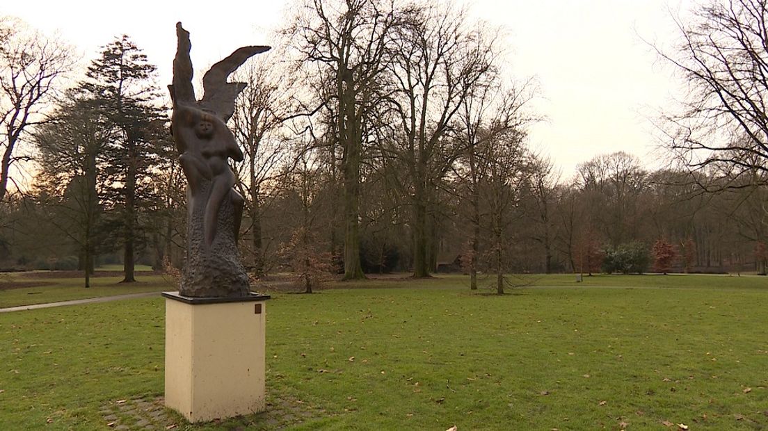 In Renkum zien ze de bui al hangen. De gemeente wil 31 beelden van Jits Bakker aanschaffen, maar die komen niet naar zijn geboortedorp Renkum. Renkummers verzetten zich tegen 'het grote Oosterbeek' dat toch al zo veel kunst en cultuur naar zich toetrekt.