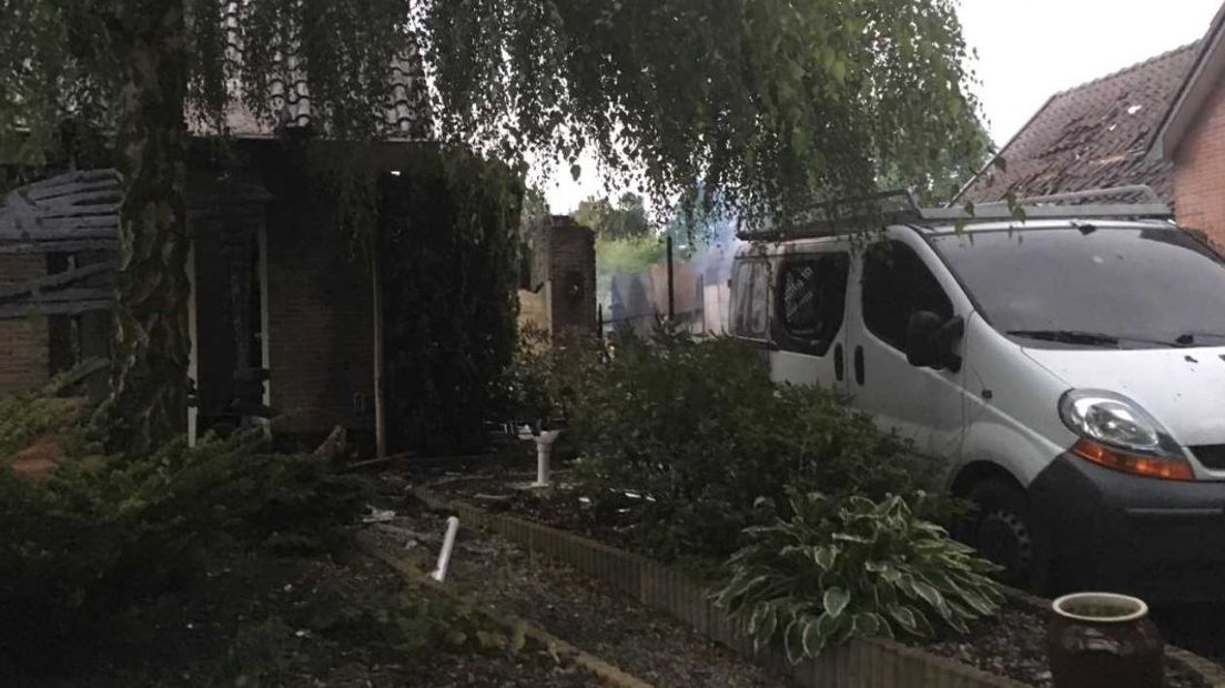 In een vrijstaande woning aan de Kerkweg in Vaassen is een explosie geweest. Daarna ontstond er een uitslaande brand. Drie personen zijn op tijd uit de woning gekomen. Er zijn geen persoonlijke slachtoffers gevallen. Wel is een deel van het huis compleet verwoest.