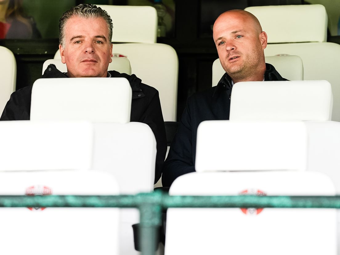 Dennis te Kloese (l) en Mark Ruijl (r) op de tribune in Dordrecht