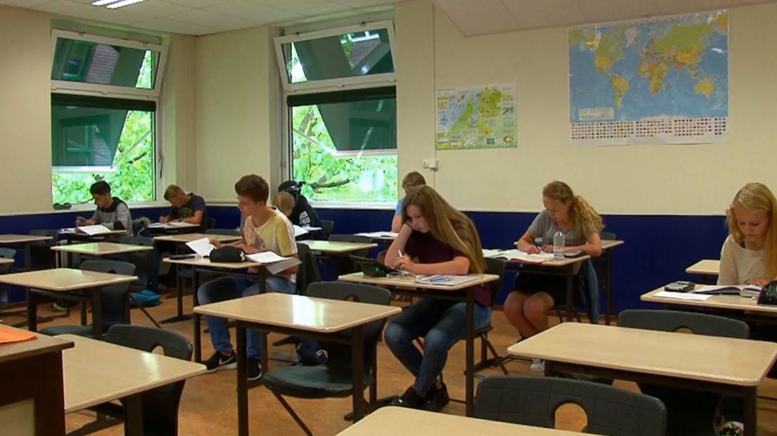 De leerlingen tijdens de zomerschool (Rechten: RTV Drenthe)