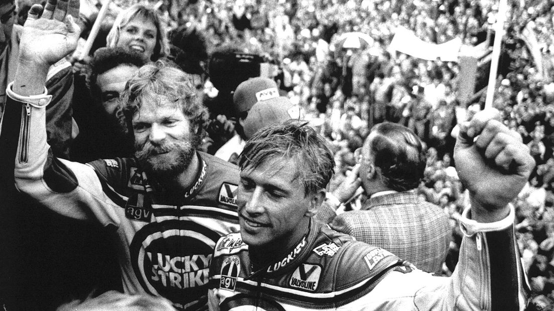 De bekende foto van het Drentse zijspanduo Egbert Streuer en Bernard Schnieders na hun overwinning tijdens de TT van 1987 (Rechten: ANP / Marcel Antonisse)
