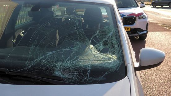 Fietser gewond bij aanrijding in Enschede, met spoed naar ziekenhuis. Fietser gewond bij aanrijding in Enschede, met spoed naar ziekenhuis.