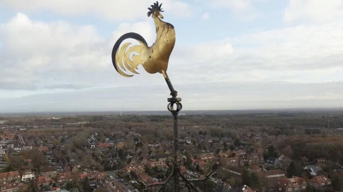 Goudhaantje staat scheef op de Ansfriduskerk