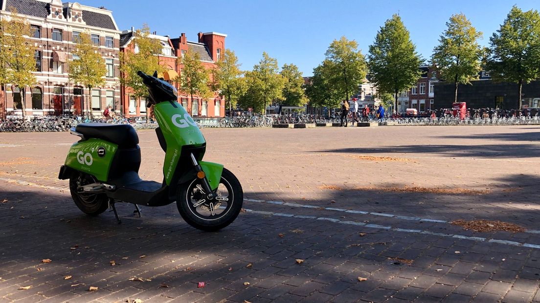 Een deelscooter gedeeld op de Ossenmarkt in Stad