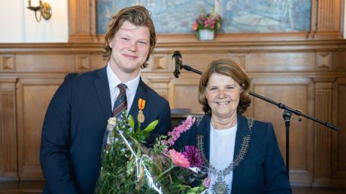 Max Pelsma ontvangt de erepenning van burgemeester Marja van Bijsterveldt