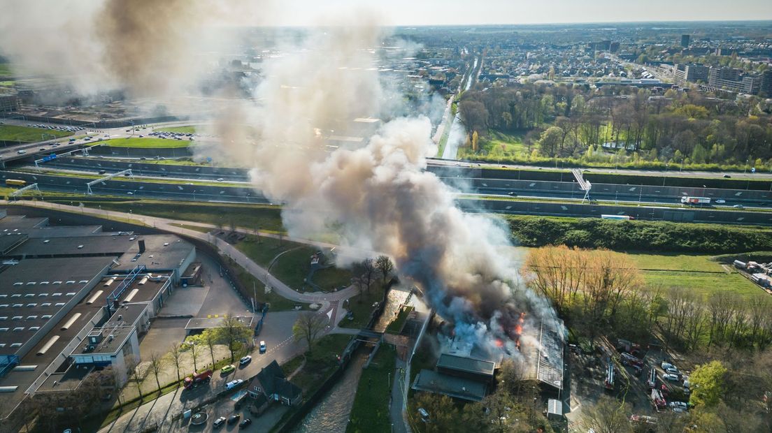 De uitslaande brand veroorzaakte veel rook in de omgeving van de A2.