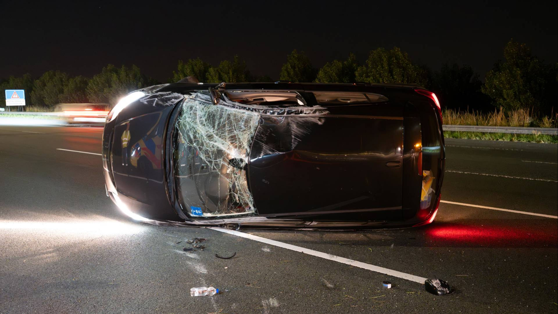 Flinke schade bij ongeluk A2 waarbij auto op kant terechtkomt.