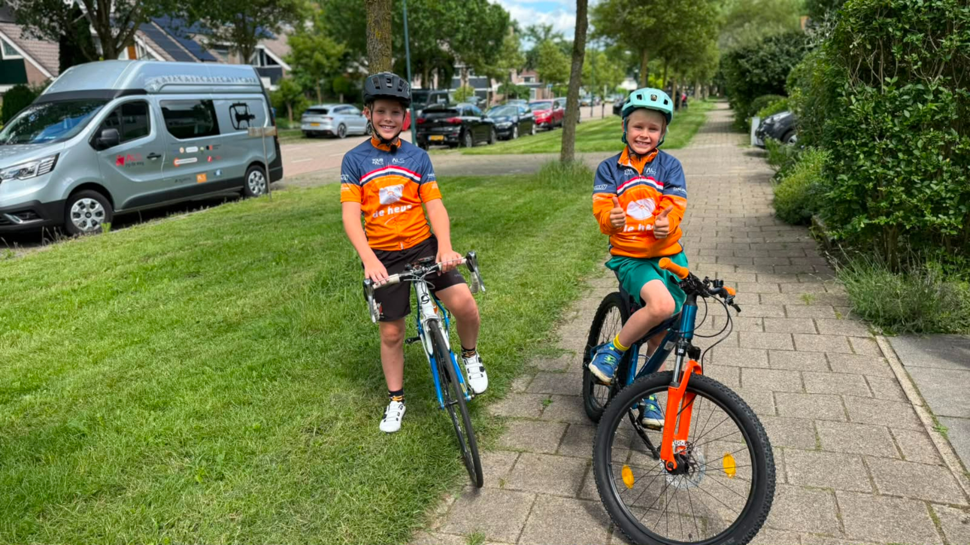 Jasper Bos (12) fietst voor zijn vader Frank met ALS de berg op