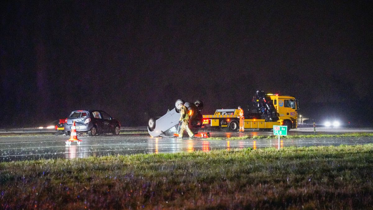 Ongeluk met meerdere auto's bij Leeuwarden | Paard belandt in het water bij Tjerkwerd