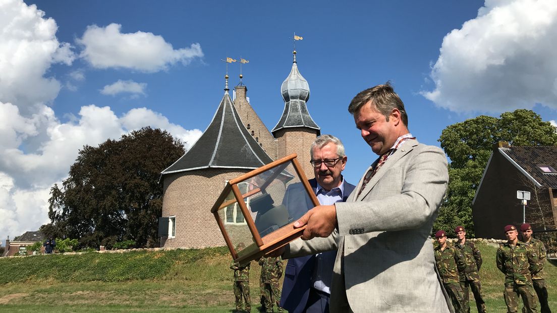 Herman Woltersom en burgemeester Bert Bouwmeester bekijken het geretourneerde cadeau.
(Rechten: Steven Stegen / RTV Drenthe)