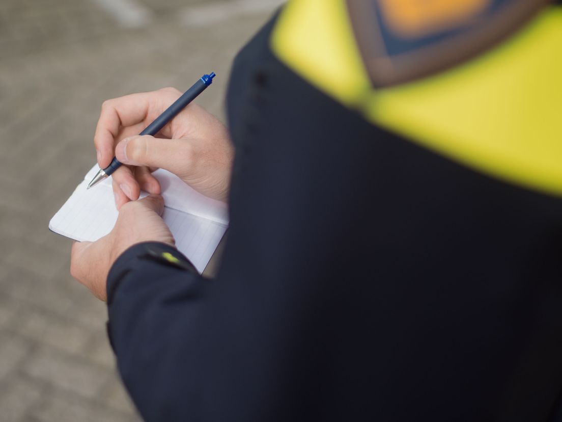 Agent schrijft bekeuring uit