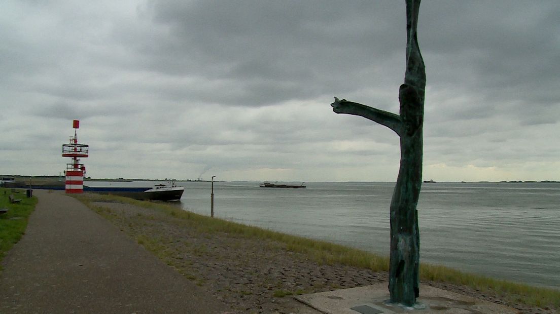 Het beeld Amos van pastoor/beeldhouwer Omer Guilliët wijst beschuldigend naar Antwerpen, bron van alle vervuiling in de Westerschelde