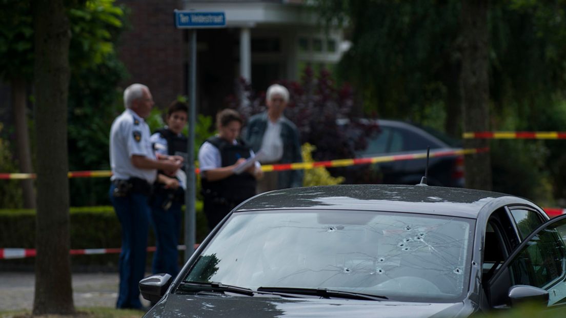 Eind juni vorig jaar werd in de Ten Veldestraat in De Meern een 68-jarige man in zijn auto onder vuur genomen.