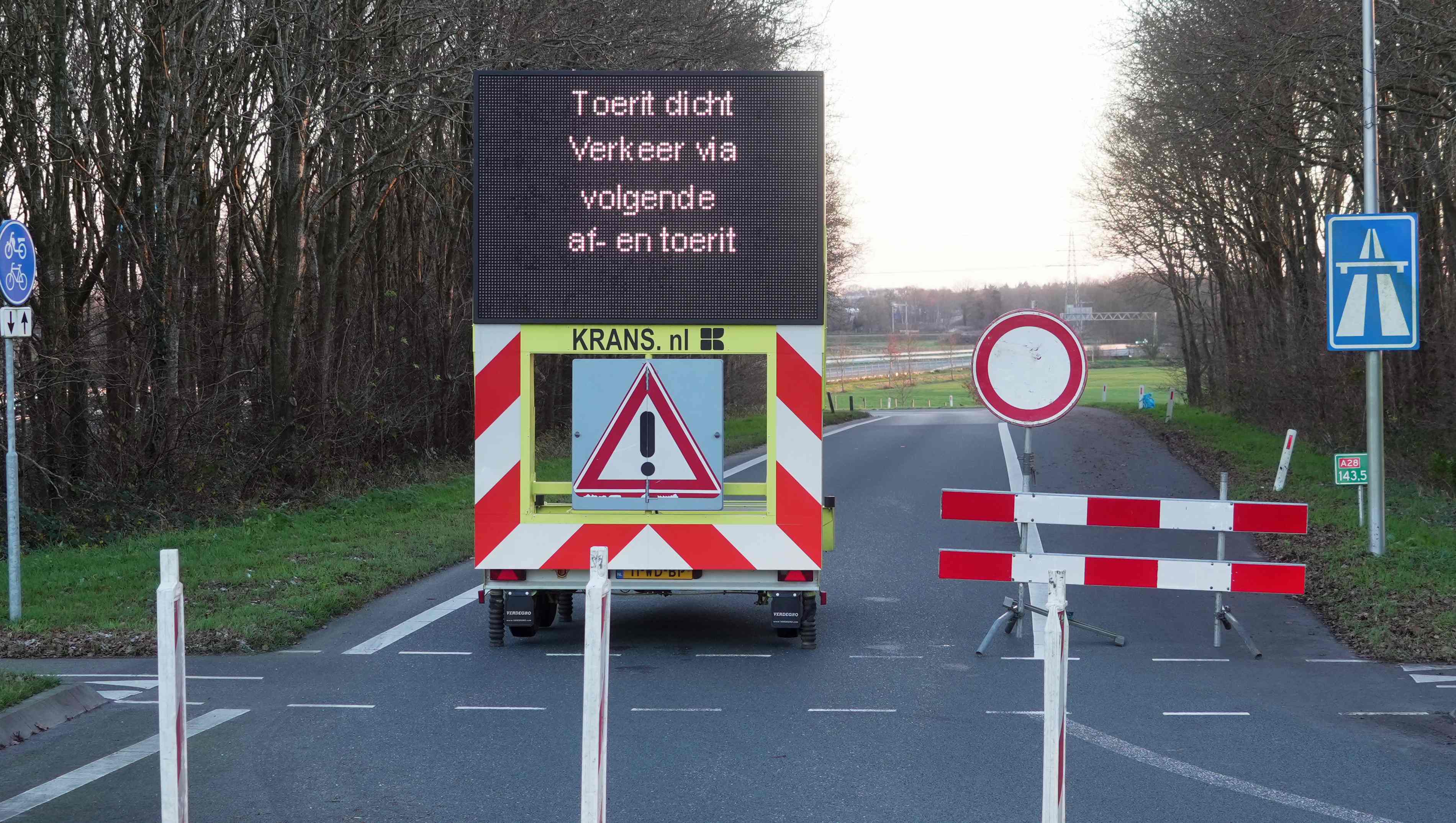 A28 dagenlang deels dicht door vorst: 'Niet tegenop te strooien'