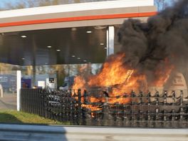 Vlammen en rook bij tankstation in Assen langs de A28: busje in brand