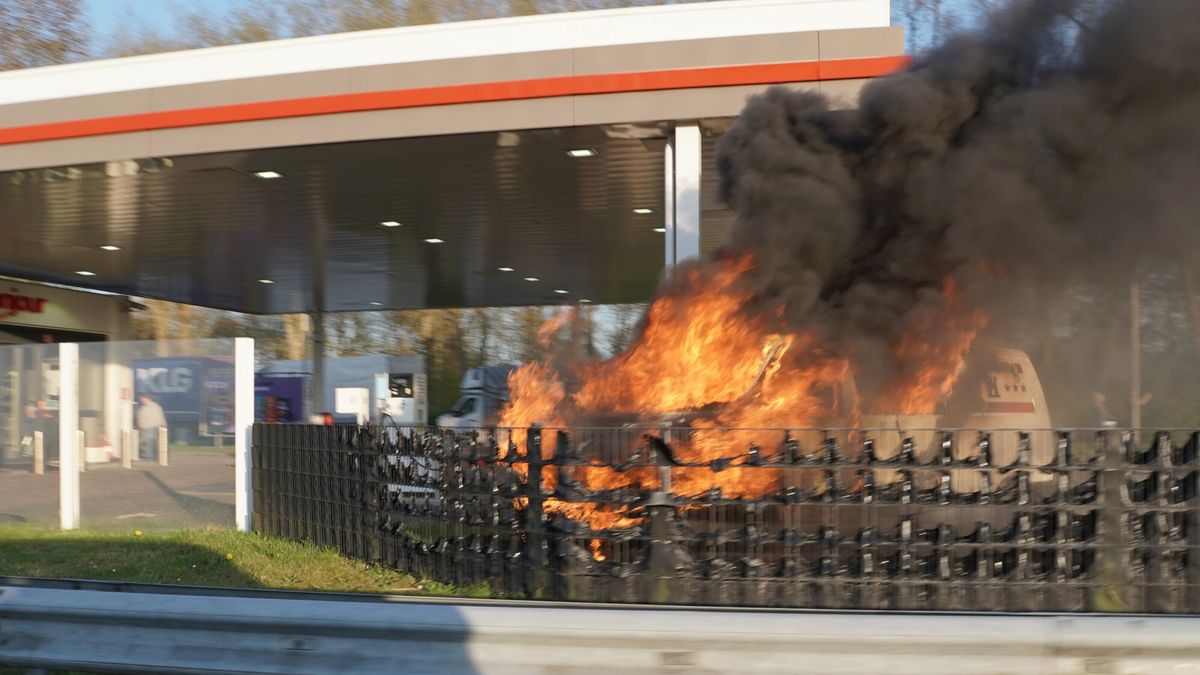 Vlammen en rook bij tankstation in Assen langs de A28: busje in brand