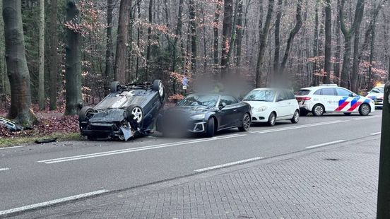 Auto belandt op de kop • vuurzee in Halle