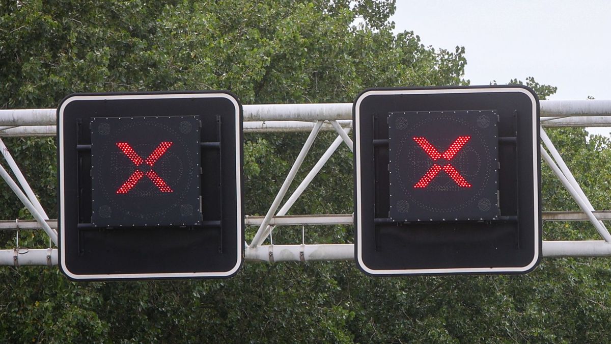 A15 dicht, geschaarde vrachtwagen blokkeert weg