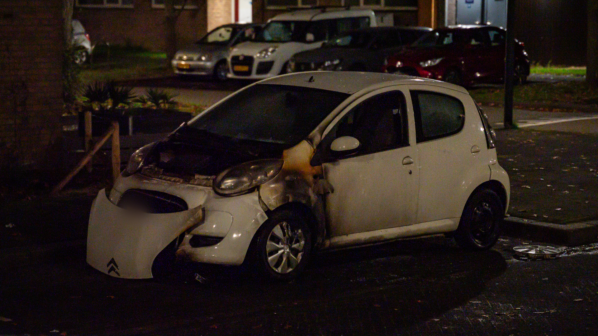 De auto raakte beschadigd door de explosie.