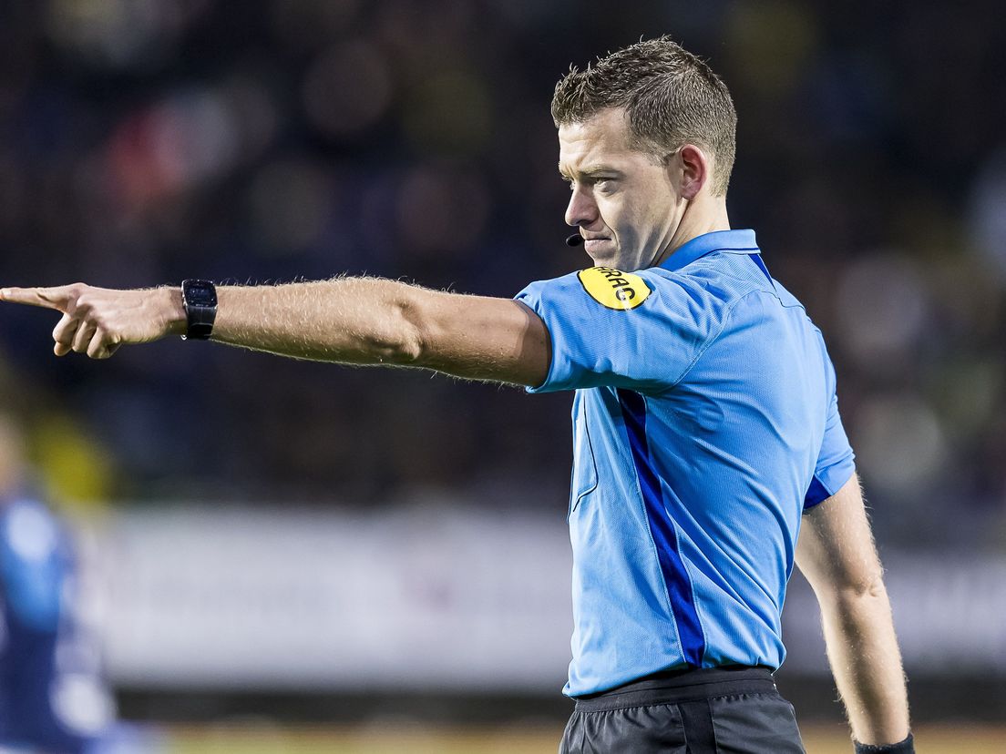 Allard Lindhout fluit Feyenoord - PEC Zwolle.