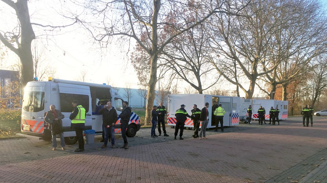 Cabines van de politie op het bedrijventerrein.