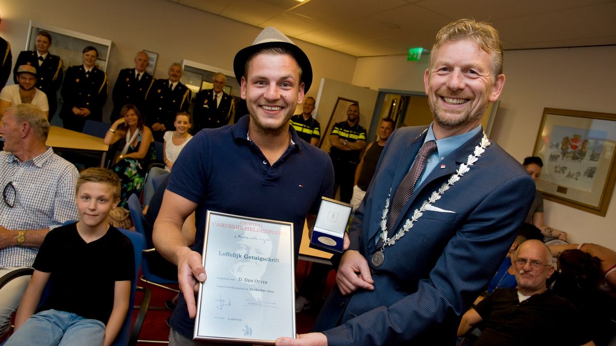 Heldenmedaille voor man uit Maurik die inzittenden brommobiel redde
