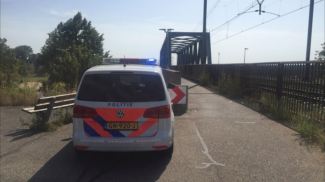 De persoon sprong van de spoorbrug