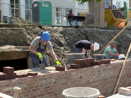 Metselaars maken Middelburgse muren weer als vanouds: 'Het is wel wat anders dan een huis metselen'