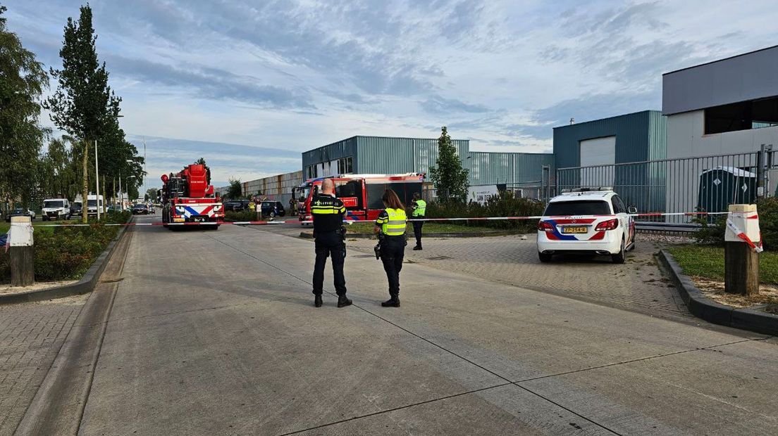 Brandweer en politie bij brand in kantoorpand in Enschede.