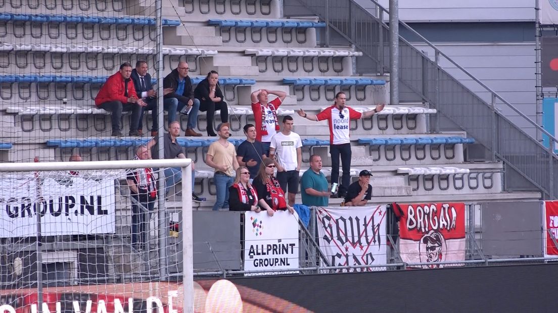 De teleurgestelde supporters van FC Emmen in De Vliert