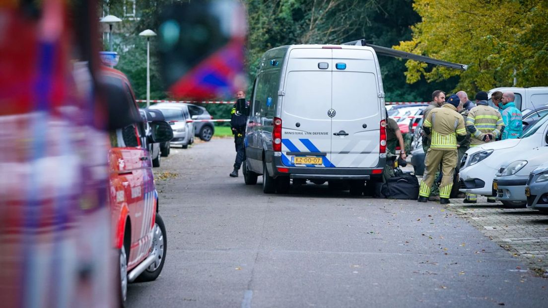 Explosievensexperts van de EOD trekken hun bompakken aan bij de Ankaradreef.