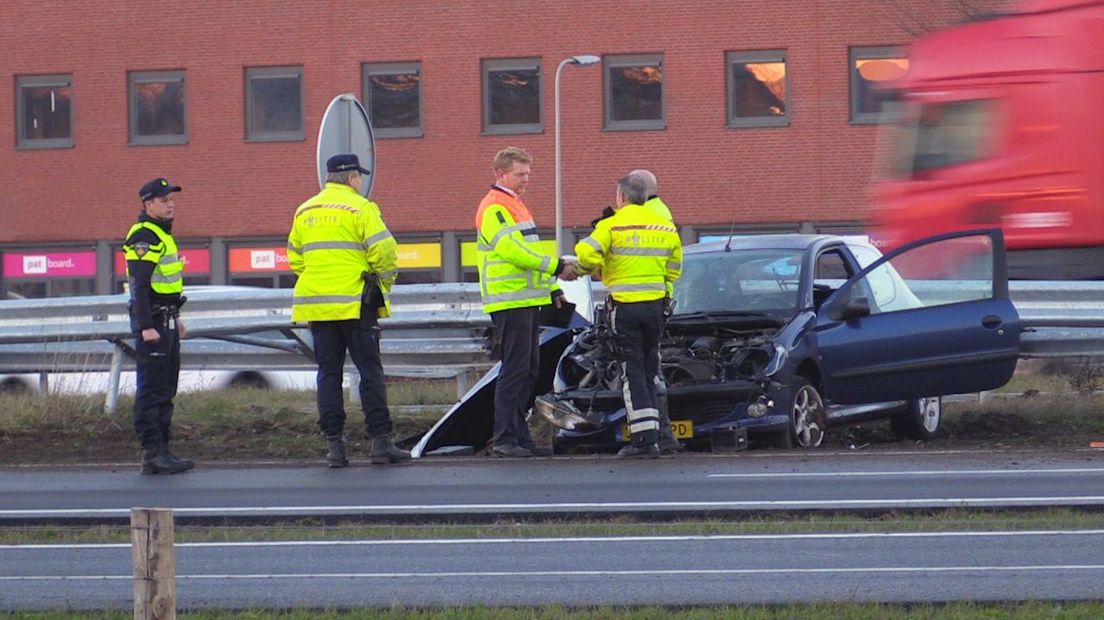 De auto botste tegen de vangrail